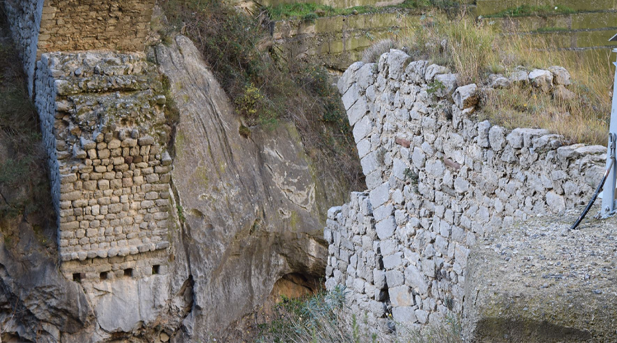 Restes del pont del Diable, al camí de Tresponts