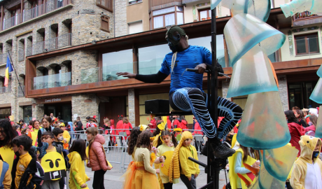 Rua de Carnestoltes d'Ordino amb els infants de l'Escola Andorrana i Francesa