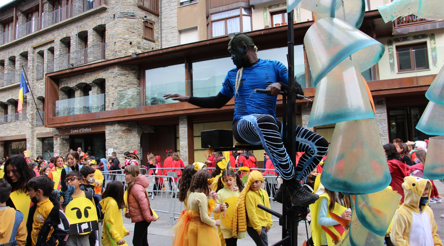 Rua de Carnestoltes d'Ordino amb els infants   de l'Escola Andorrana i Francesa