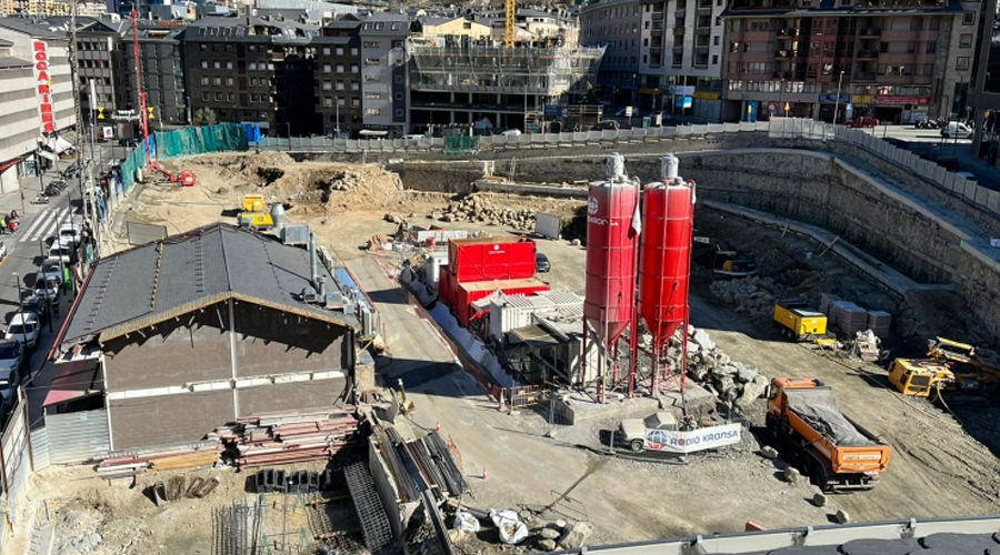 Treballs de construcció d’un futur centre comercial al Fener