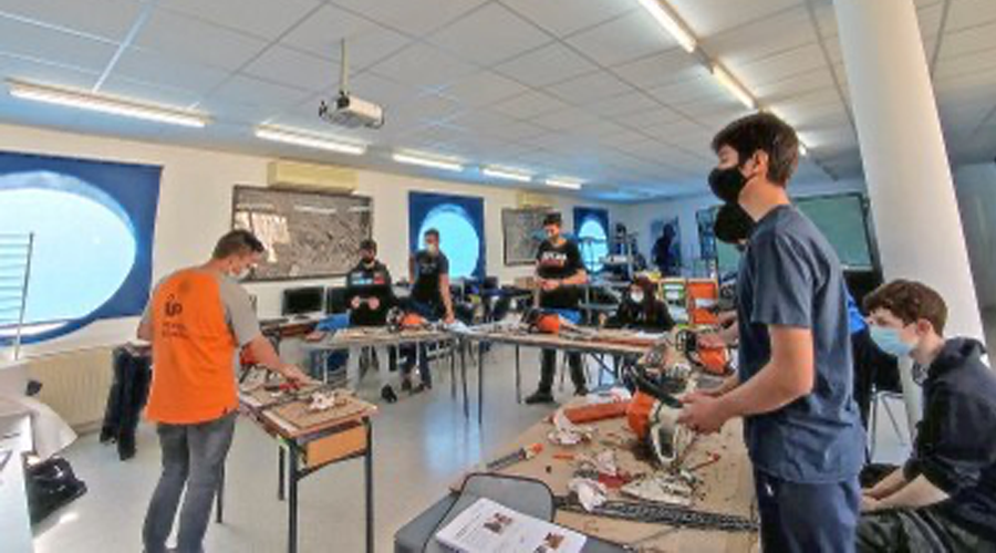 Una classe del curs d’auxiliar d’activitats forestals.