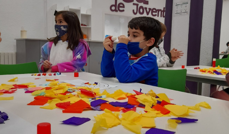 Uns nens realitzant una activitat en Carnaval