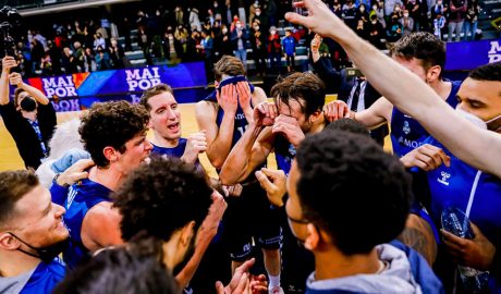 El BC Andorra celebra la victòria davant el Joventut Badalona