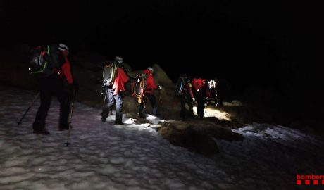 Bombers fent un rescat de muntanya nocturn
