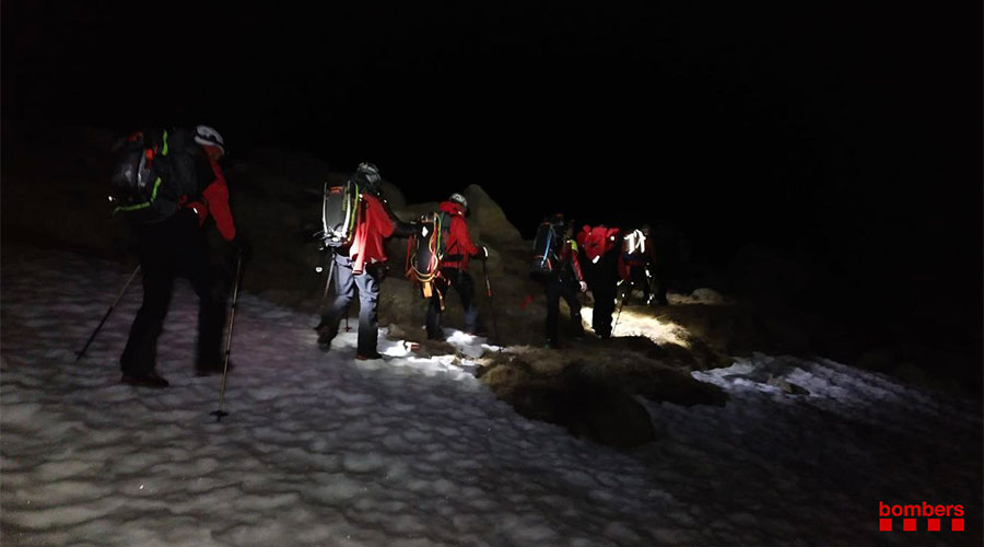 Bombers fent un rescat de muntanya nocturn