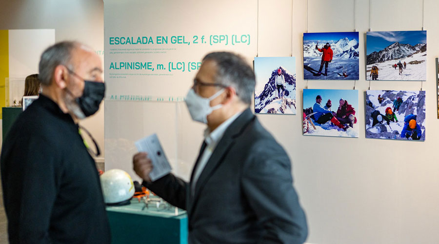 Dues persones a l'exposició sobre el Club Pirinenc d'Andorra