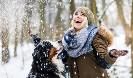 Dona amb gos a la neu