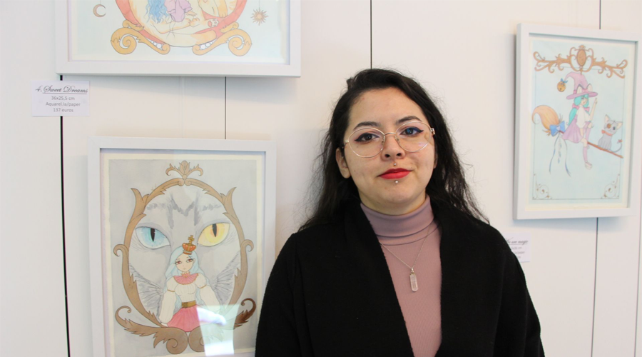 L'alumna Catalina Vargas amb les seves obres
