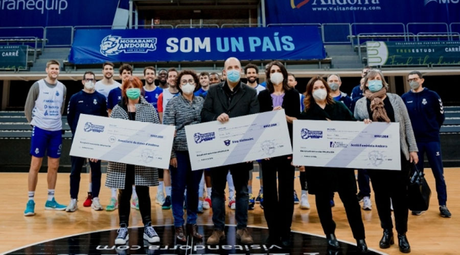 Pallarés i Aixàs entreguen els xecs amb la recaptació de la campanya 'Mai por 25N'