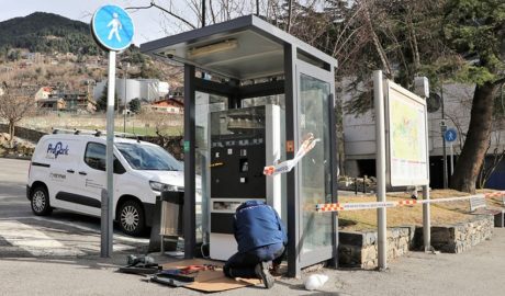 Un operari treballant en la màquina d'un aparcament d'Encamp