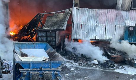 Incendi en una nau industrial a la Comella