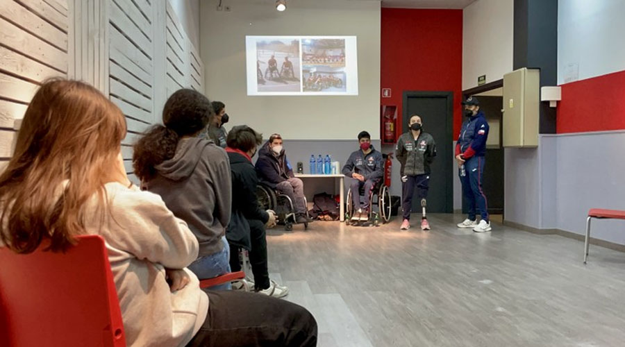 La selecció xilena d'esquí paralímpic al Punt d'Informació Juvenil d'Encamp