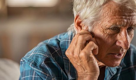 Home amb problemes d'oïda