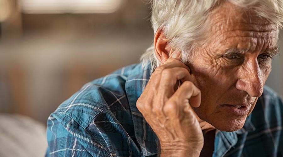 Home amb problemes d'oïda