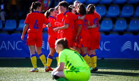 Les jugadores de la selecció femenina de futbol celebren un gol davant la selecció de Gibraltar