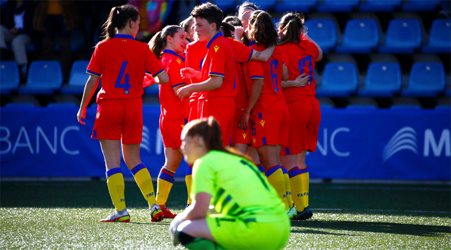 Les jugadores de la selecció femenina de futbol celebren un gol davant la selecció de Gibraltar