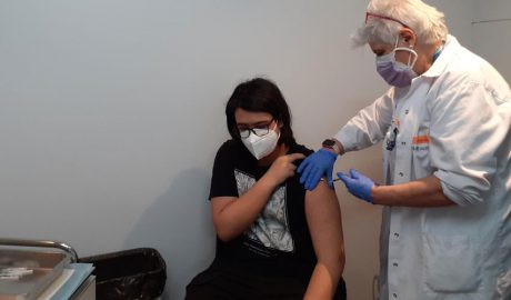Un jove rebent la vacuna contra la Covid-19 a l'Hospital