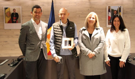 Entrega de l'obsequi als propietaris de l'Hotel Babot