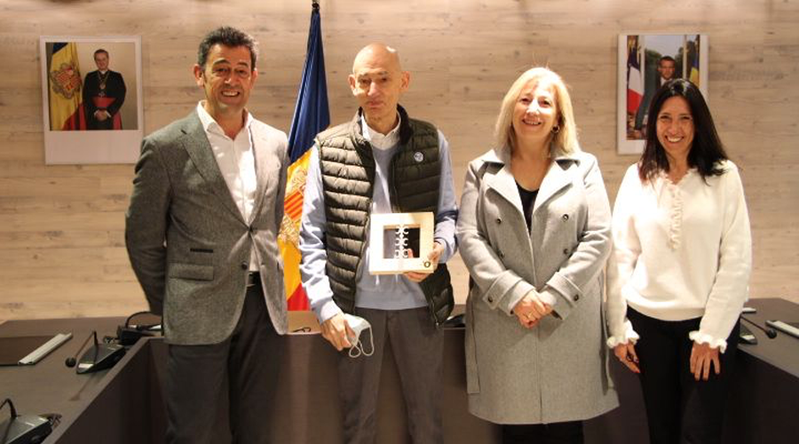 Entrega de l'obsequi als propietaris de l'Hotel Babot