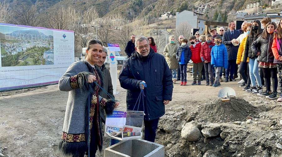 Laura Mas i Joan Miquel Rascagnères subjectant la caixa