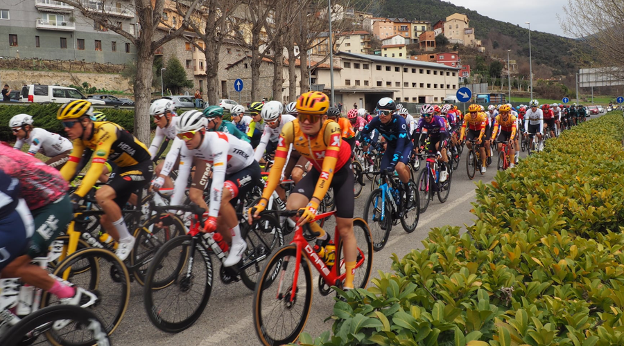 Inici de la quarta etapa de la Volta a Catalunya 2022, a la Seu d'Urgell