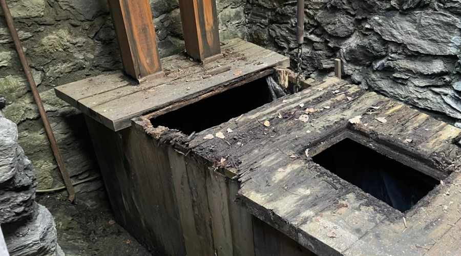 L’estructura de fusta sobre la qual recolza el martinet de la Farga Rosell, abans de la seva restauració