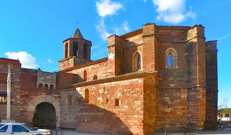 Portal i Església de pedra roja a Prades
