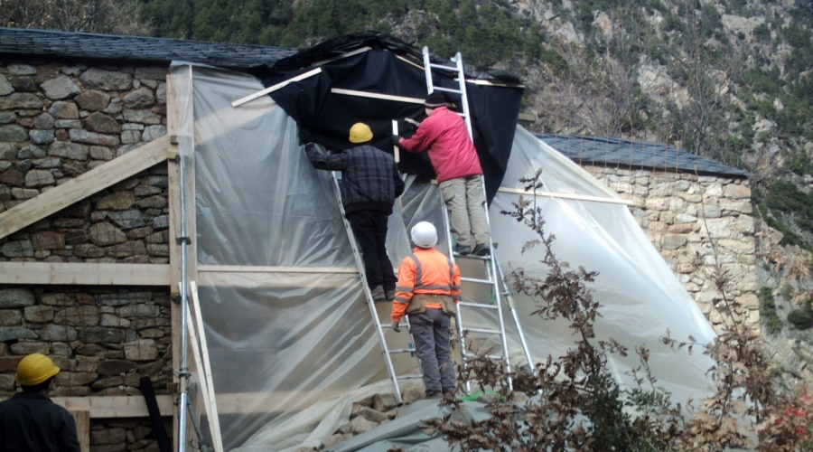 Treballs de reconstrucció al campanar de Sant Vicenç d'Enclar