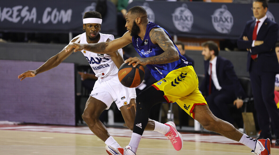 Un moment del partit entre el BC Andorra contra el BAXI Manresa
