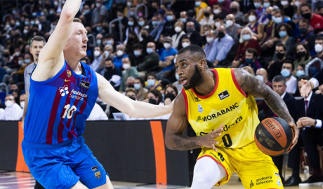 Un moment en el partit entre el Barça i el Bàsquet Club Andorra