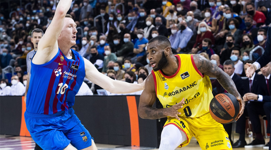 Un moment en el partit entre el Barça i el Bàsquet Club Andorra