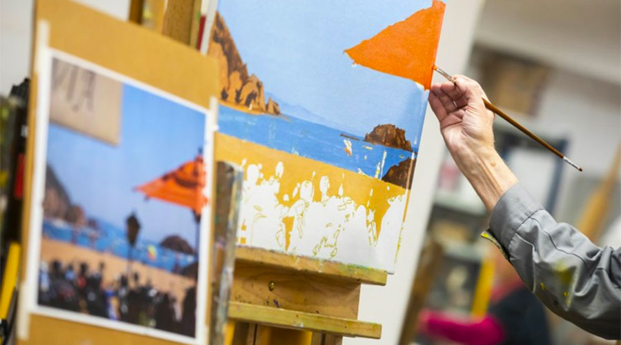 Una persona pintant un quadre