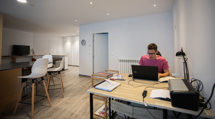 Una persona treballant a la residència Faber d'Andorra