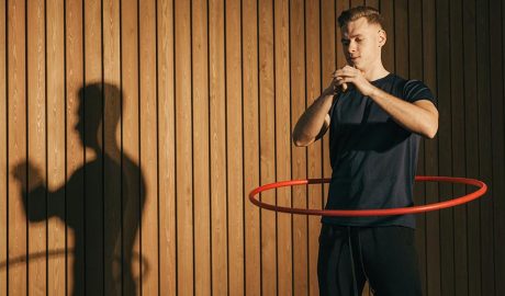 home amb un hula hoop