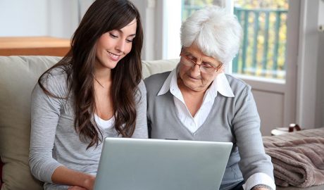 Jove i padrina amb un ordenador