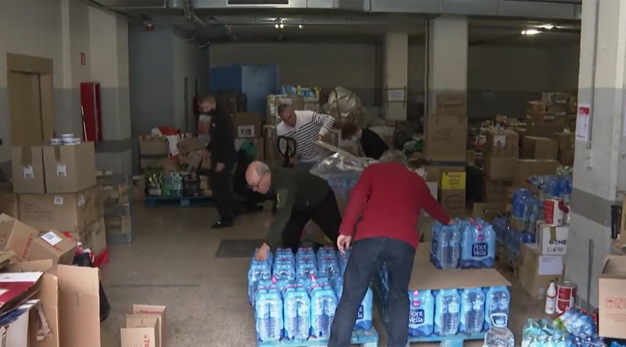 Voluntaris treballant al magatzem de la Creu Roja