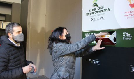 Eva Choy fent ús de la màquina de reciclatge invers d'Ordino