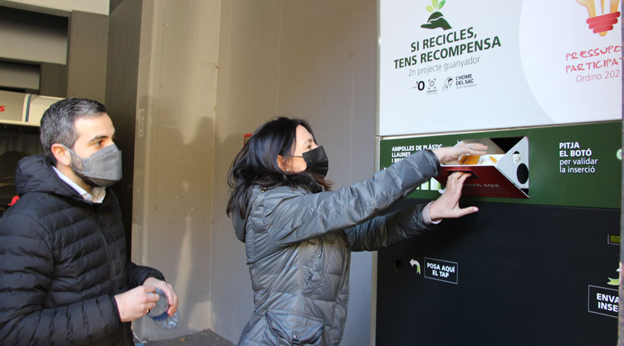 Eva Choy fent ús de la màquina de reciclatge invers d'Ordino