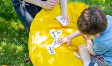 Un nen amb les targetes del mètode doman