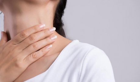 Noia amb mal de coll