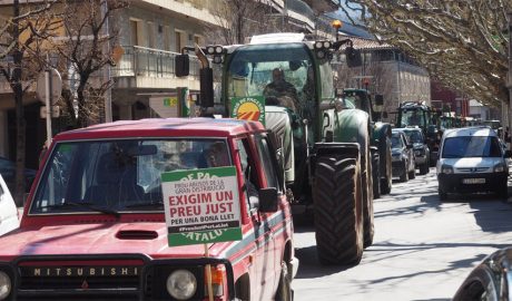 La tractorada organitzada per Unió de Pagesos, al pas pel passeig Joan Brudieu de la Seu d'Urgell