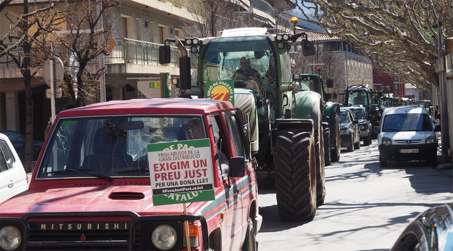 La tractorada organitzada per Unió de Pagesos, al pas pel passeig Joan Brudieu de la Seu d'Urgell