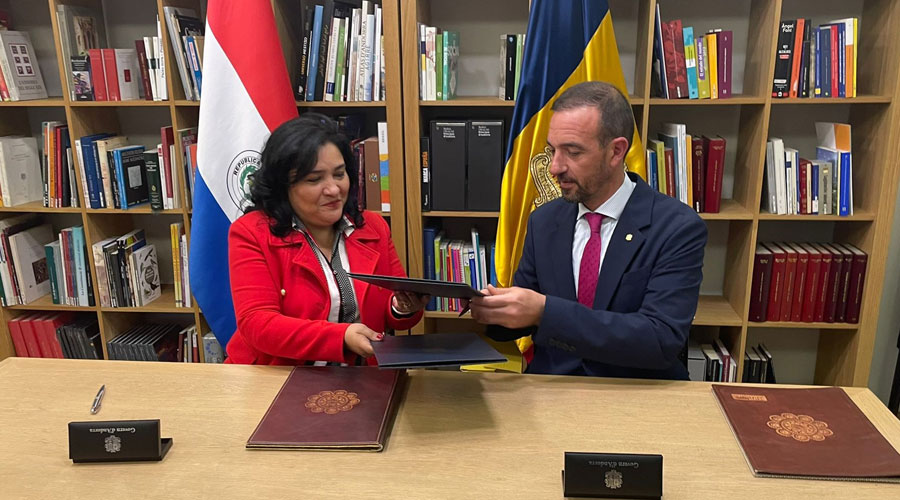 La ministra Secretària Executiva de Turisme de la República de Paraguai, Sofia Montiel de Afara, i Torres signant un acord (SFG)
