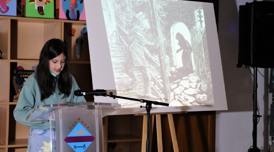 Una nena participant en la 3a marató de Sant Jordi a la Biblioteca d'Encamp