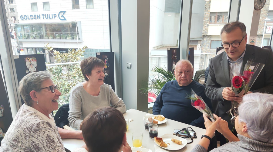 Repartiment de les roses de Sant Jordi a la Llar de Jubilats