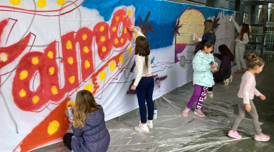 Elaboració d'un mural per al Dia Mundial de la Dansa, dissabte passat a la plaça de les Monges