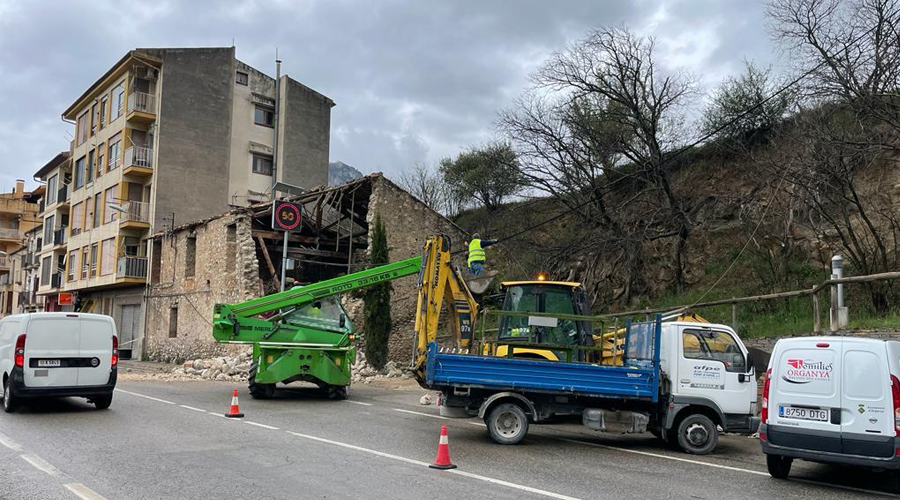 Enfonsament d'un edifici deshabitat al peu de la carretera C-14, a Organyà