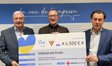 Entrega del xec per part de la CEA a la Creu Roja Andorrana