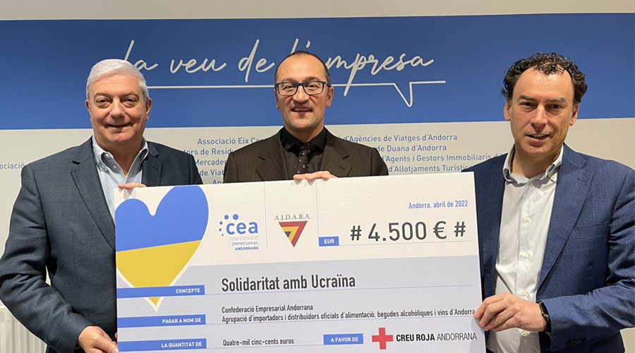 Entrega del xec per part de la CEA a la Creu Roja Andorrana