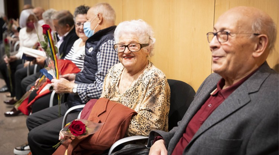 Gent gran durant la festa de Sant Jordi